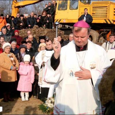 Galaţi: Sfinţirea pietrei de temelie a bisericii "Sfânta Fecioară Maria Regină"