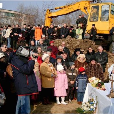 Galaţi: Sfinţirea pietrei de temelie a bisericii "Sfânta Fecioară Maria Regină"