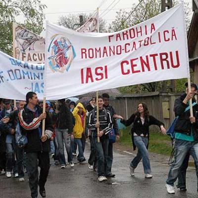 7 mai 2006: Dărmăneşti: Sub stropii credinţei (FOCUS)