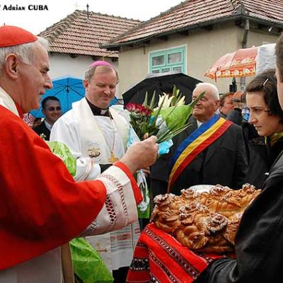 7 mai 2006: Dărmăneşti: Sub stropii credinţei (FOCUS)