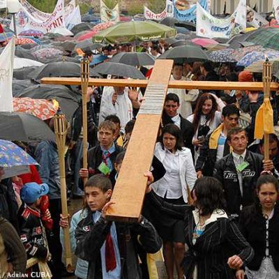 7 mai 2006: Dărmăneşti: Sub stropii credinţei (FOCUS)
