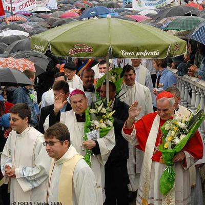 7 mai 2006: Dărmăneşti: Sub stropii credinţei (FOCUS)
