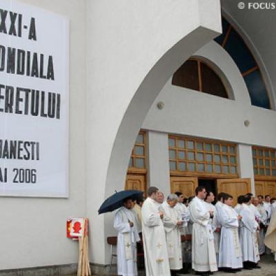 7 mai 2006: Dărmăneşti: Sub stropii credinţei (FOCUS)