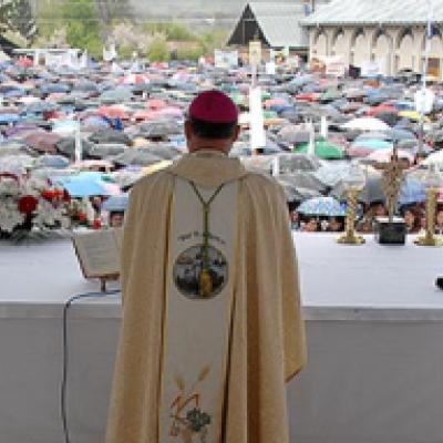 7 mai 2006: Dărmăneşti: Sub stropii credinţei (FOCUS)