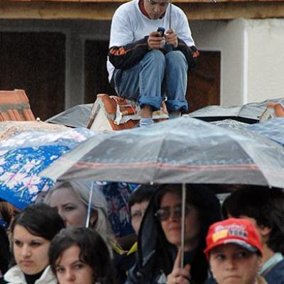 7 mai 2006: Dărmăneşti: Sub stropii credinţei (FOCUS)
