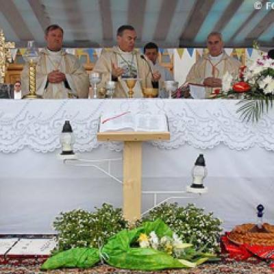 7 mai 2006: Dărmăneşti: Sub stropii credinţei (FOCUS)