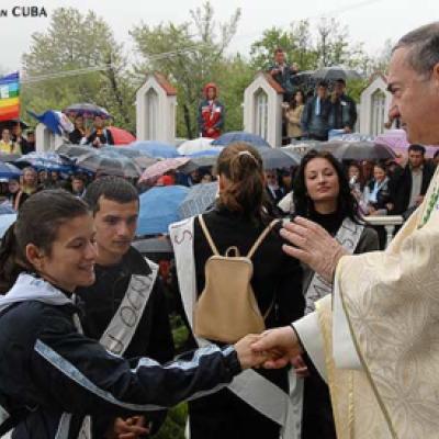7 mai 2006: Dărmăneşti: Sub stropii credinţei (FOCUS)