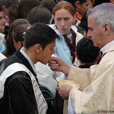7 mai 2006: Dărmăneşti: Sub stropii credinţei (FOCUS)