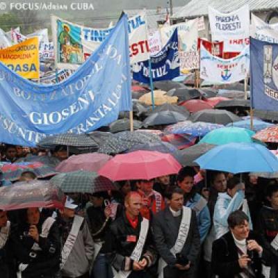 7 mai 2006: Dărmăneşti: Sub stropii credinţei (FOCUS)
