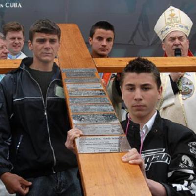 7 mai 2006: Dărmăneşti: Sub stropii credinţei (FOCUS)