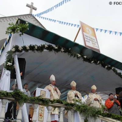 7 mai 2006: Dărmăneşti: Sub stropii credinţei (FOCUS)