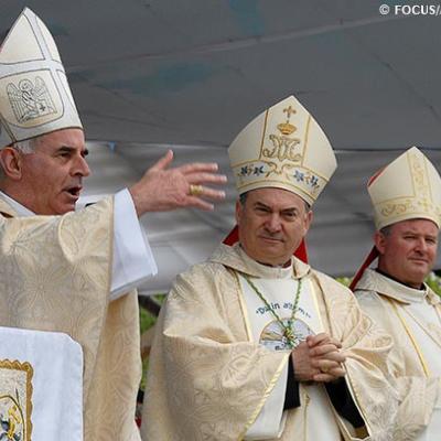 7 mai 2006: Dărmăneşti: Sub stropii credinţei (FOCUS)