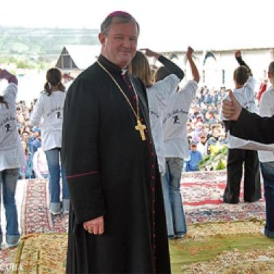 7 mai 2006: Dărmăneşti: Sub stropii credinţei (FOCUS)