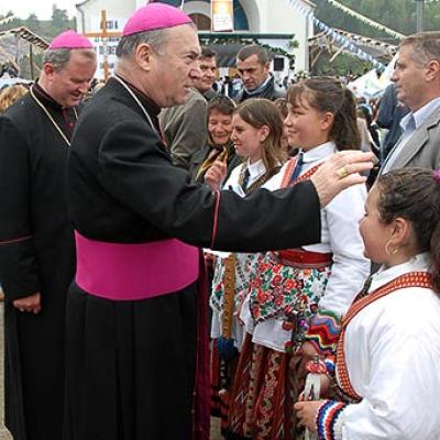 7 mai 2006: Dărmăneşti: Sub stropii credinţei (FOCUS)