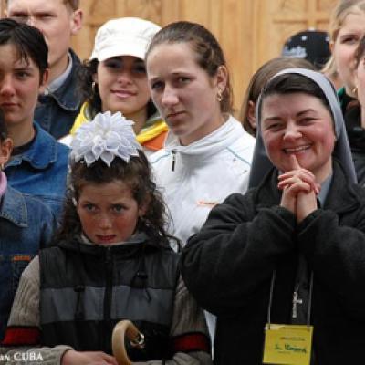 7 mai 2006: Dărmăneşti: Sub stropii credinţei (FOCUS)