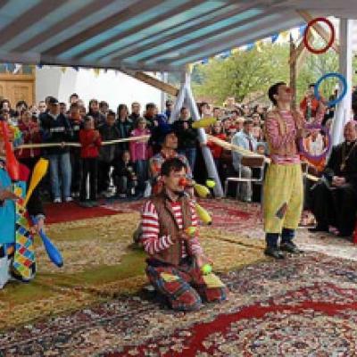 7 mai 2006: Dărmăneşti: Sub stropii credinţei (FOCUS)