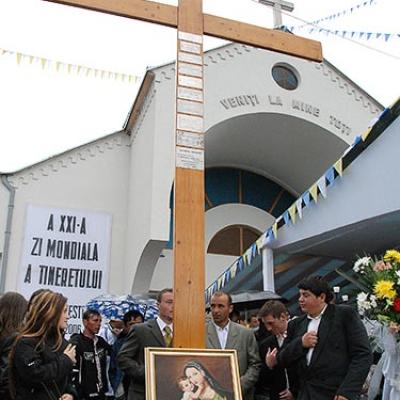 7 mai 2006: Dărmăneşti: Sub stropii credinţei (FOCUS)