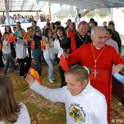 7 mai 2006: Dărmăneşti: Sub stropii credinţei (FOCUS)