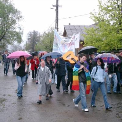 7 mai 2006: Dărmăneşti: Sub stropii credinţei (I)
