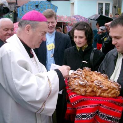 7 mai 2006: Dărmăneşti: Sub stropii credinţei (I)