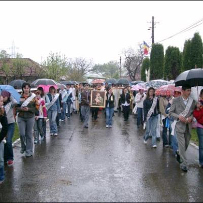 7 mai 2006: Dărmăneşti: Sub stropii credinţei (I)