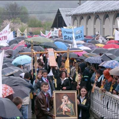 7 mai 2006: Dărmăneşti: Sub stropii credinţei (I)