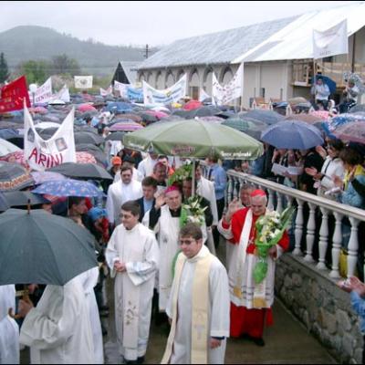 7 mai 2006: Dărmăneşti: Sub stropii credinţei (I)