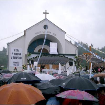 7 mai 2006: Dărmăneşti: Sub stropii credinţei (I)