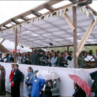 7 mai 2006: Dărmăneşti: Sub stropii credinţei (I)