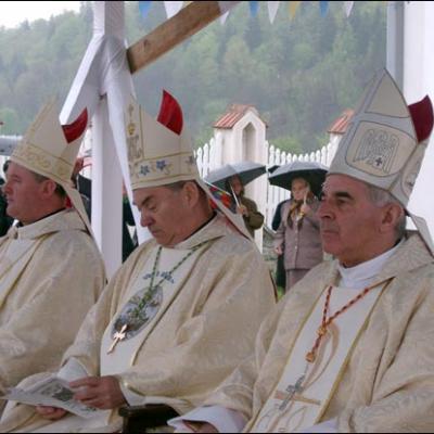 7 mai 2006: Dărmăneşti: Sub stropii credinţei (I)