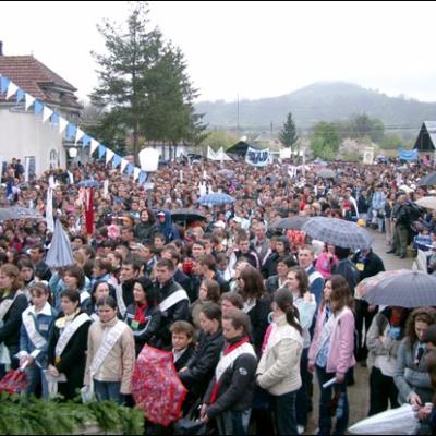 7 mai 2006: Dărmăneşti: Sub stropii credinţei (I)
