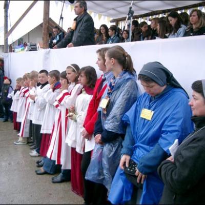 7 mai 2006: Dărmăneşti: Sub stropii credinţei (I)