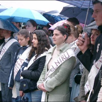 7 mai 2006: Dărmăneşti: Sub stropii credinţei (I)