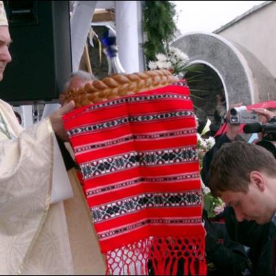 7 mai 2006: Dărmăneşti: Sub stropii credinţei (I)