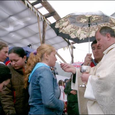 7 mai 2006: Dărmăneşti: Sub stropii credinţei (II)