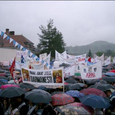 7 mai 2006: Dărmăneşti: Sub stropii credinţei (II)