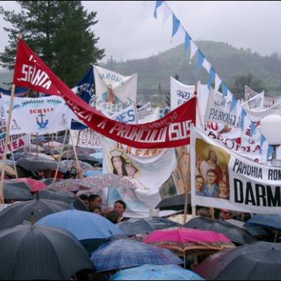 7 mai 2006: Dărmăneşti: Sub stropii credinţei (II)