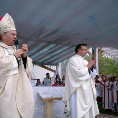 7 mai 2006: Dărmăneşti: Sub stropii credinţei (II)
