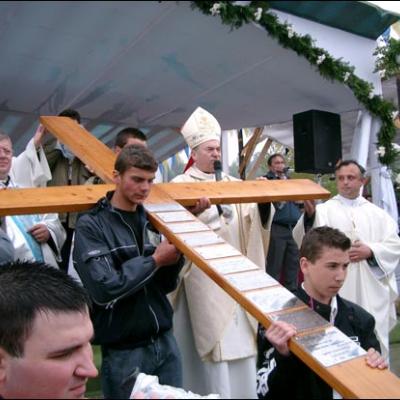 7 mai 2006: Dărmăneşti: Sub stropii credinţei (II)