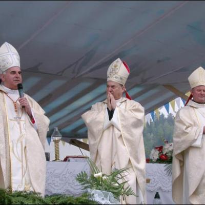 7 mai 2006: Dărmăneşti: Sub stropii credinţei (II)