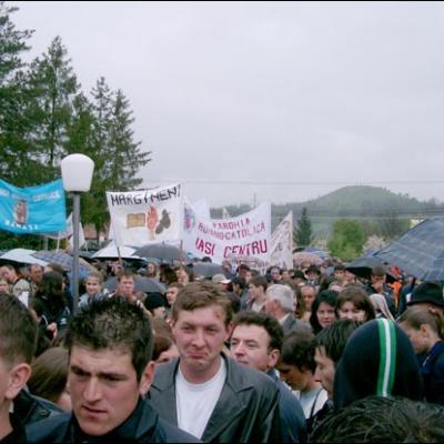 7 mai 2006: Dărmăneşti: Sub stropii credinţei (II)