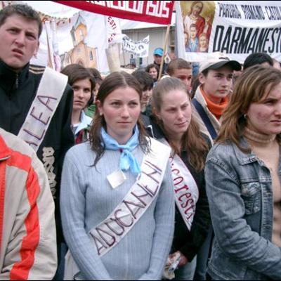 7 mai 2006: Dărmăneşti: Sub stropii credinţei (II)