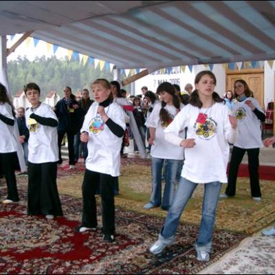 7 mai 2006: Dărmăneşti: Sub stropii credinţei (III)