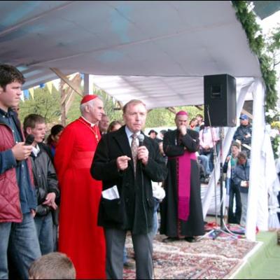 7 mai 2006: Dărmăneşti: Sub stropii credinţei (III)