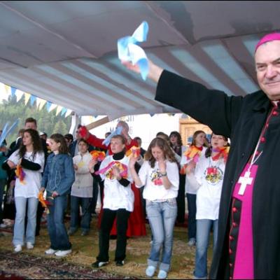 7 mai 2006: Dărmăneşti: Sub stropii credinţei (III)