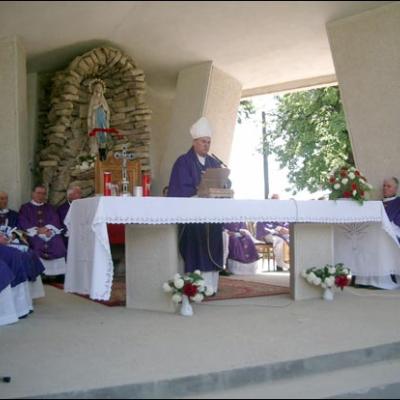 24 mai 2006: Gherăeşti: Înmormântarea pr. Anton Dănculesei