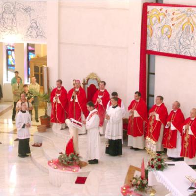 4 mai 2006: Administrarea Mirului în Parohia "Adormirea Maicii Domnului" Iaşi