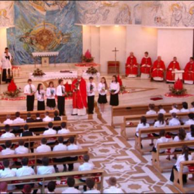 4 mai 2006: Administrarea Mirului în Parohia "Adormirea Maicii Domnului" Iaşi