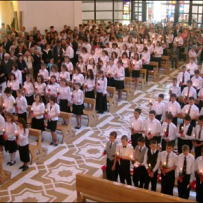 4 mai 2006: Administrarea Mirului în Parohia "Adormirea Maicii Domnului" Iaşi