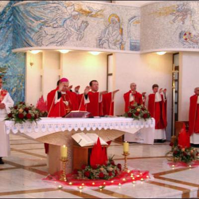 4 mai 2006: Administrarea Mirului în Parohia "Adormirea Maicii Domnului" Iaşi